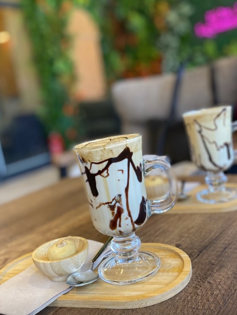 Bahane Cafe’den sıcak kahve sunumu